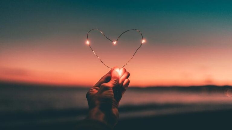 Magiczne chwile: odkryj najlepsze gry z romantycznymi scenami całowania i emocjonującą fabułą